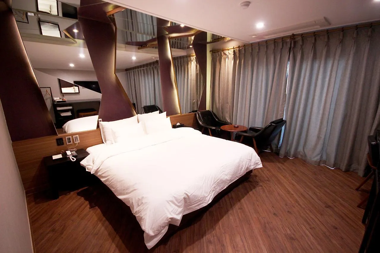 Mango Hotel Busan 2*,